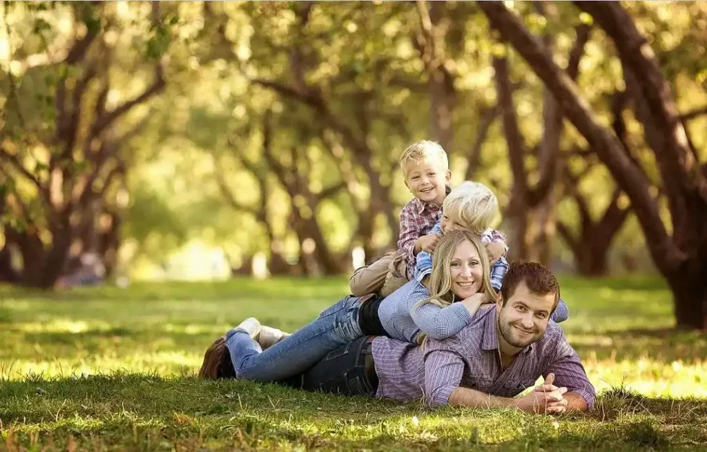 Family Photoshoot in Nature Outdoor Mother’s Day Ideas 